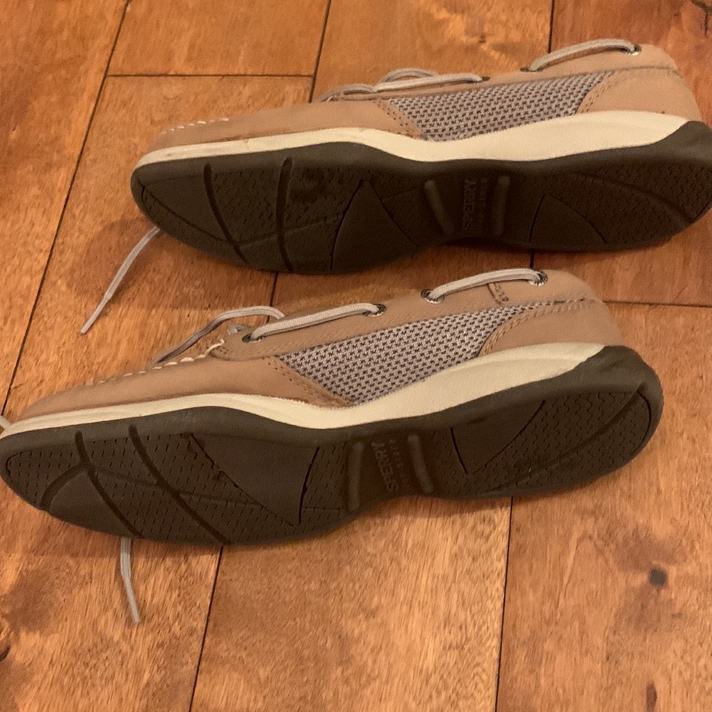 Woman’s Sperrys boat shoe size 6 - Picture 3 of 5